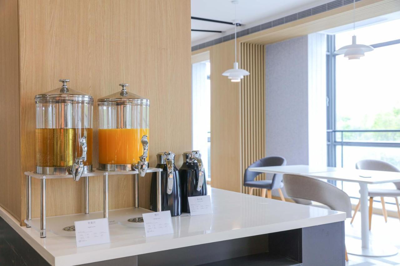 Holiday Inn Express Shanghai Pudong Airport By Ihg Exteriér fotografie